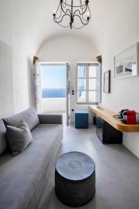 伊亚Ducato Di Oia的带沙发和书桌的客厅