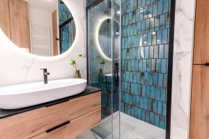 伊拉华Marina Chill的一间带水槽和镜子的浴室