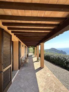 圣托斯特凡诺港BB24 - Cottage il Puntino的庭院设有木制凉亭,享有美景。