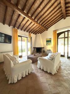 圣托斯特凡诺港BB24 - Cottage il Puntino的客厅配有2张白色沙发和壁炉