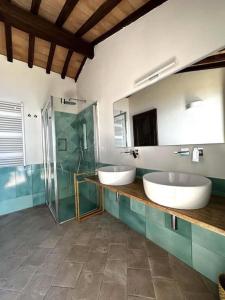 圣托斯特凡诺港BB24 - Cottage il Puntino的一间带两个水槽和玻璃淋浴间的浴室