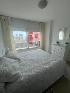 埃斯特角城Piso 14, Espectaular!的卧室配有白色的床和窗户。