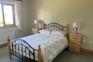 克罗Country Hideaway的一间卧室设有一张大床和一个窗户。