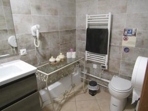 博韦奥涅杜提尔住宿加早餐旅馆的一间带卫生间和水槽的浴室