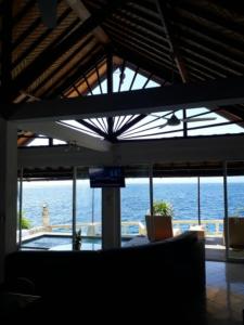 蓝梦岛Nusa Lembongan Villa Shambala的从大楼内欣赏海景