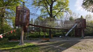绿山城Trzy Szczęścia的公园里一个带滑梯的游乐场