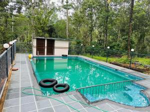 瓦亚纳德Andoor private pool的一个带充气泳池