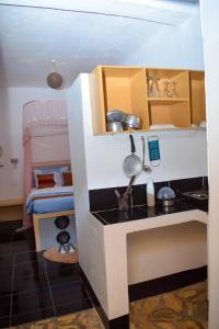 MbaleCitizen Cafe & Chambers的娃娃屋厨房的模型