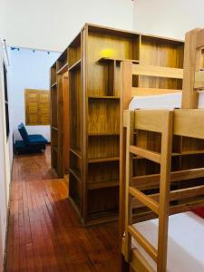 拉特瓦伊达Finca Hotel Calle Jardin的客房设有双层床和木制架子。