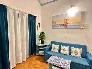 比纳里姆Villa By The Beach Goa的客厅配有蓝色的沙发和桌子
