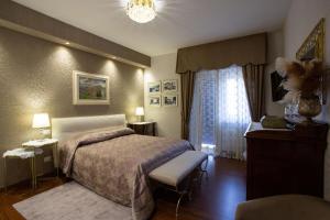 坎波巴索Dimora Giulia的一间卧室配有一张床和一个吊灯