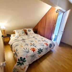 圣贝努瓦Appart Angel的一间卧室配有一张床和被子