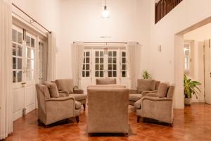 康提Kingsman House的客厅配有四把椅子和一张沙发