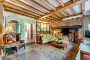 坎特伯雷Perry Farm by Bloom Stays的客厅设有砖砌壁炉和沙发。