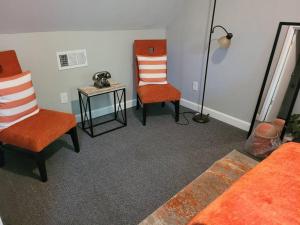 孟菲斯Cozy Delightful Private Studio near Rhodes College的客厅配有两把椅子和一张桌子