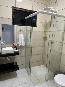 伊瓜苏Linda casa completa confortável的一间带玻璃淋浴和卫生间的浴室