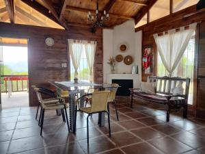 Coronel MoldesEl Cardon - Casa de Campo的一间带桌椅和沙发的用餐室