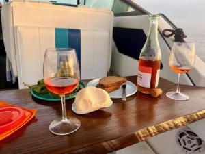 圣米格尔德阿沃纳EVASION的两杯葡萄酒和一瓶桌子