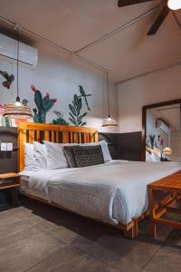 瓦哈卡市Selina Oaxaca的一间卧室配有一张大床和木制床头板