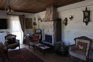 乌奇希萨尔UCHI Cappadocia的客厅设有壁炉和电视。