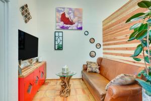 El PradoLa Colina El Prado Condo with Hot Tub, Deck and Views的带沙发和电视的客厅