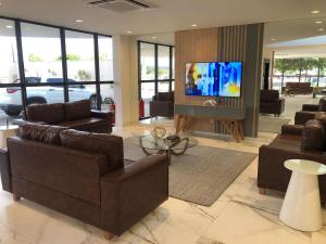 AraripinaNobile Hotel Araripina的带沙发和平面电视的客厅
