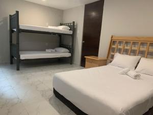 墨西哥城Hostal Boutique de Venecia的卧室配有2张双层床和白色床单