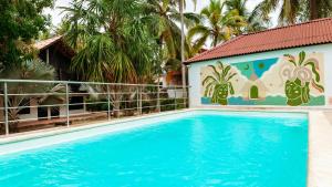 帕洛米诺Selina Palomino的棕榈树屋前的游泳池