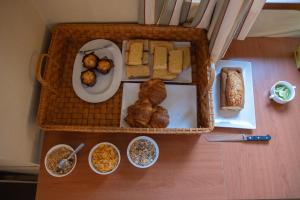 ArbizuOLATZEA LANDA HOTELA的托盘,包括面包和其他食物
