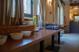ArbizuOLATZEA LANDA HOTELA的一张长桌,上面放着一碗食物