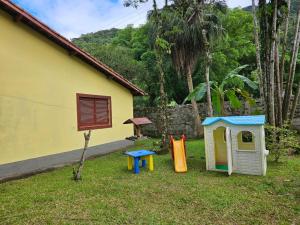 乌巴图巴Pousada da Mary的一座有两座游戏结构的院子