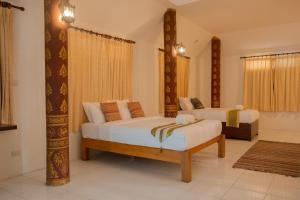 杭东班泰威兰纳度假村的一间卧室,配有两张床