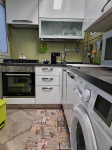 塔兰托Claude Street apartment的厨房配有洗衣机和洗衣机。