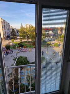 库马诺沃City Square Apartment的享有公园景致的窗户