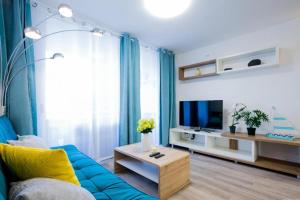 圣米格尔德阿沃纳GP127 apartman Tenerife的客厅配有蓝色的沙发和电视