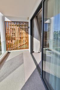 蒙舒瓦西OceanBreeze Apartments Mont Choisy的阳台设有玻璃门,享有外部景色