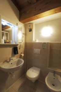 圣佩莱格里诺温泉阿伏伽德罗酒店的一间带水槽和卫生间的浴室