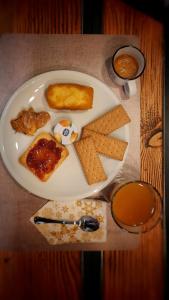 阿巴迪亚圣萨尔瓦托雷Casa22的桌上的盘子,有奶酪和饼干