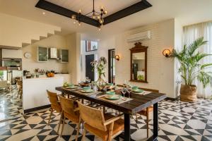 安君纳La Viola Estate的用餐室以及带桌椅的厨房。