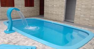 路易斯科雷亚Chalé Encanto do Mar 1的蓝色的游泳池,设有喷泉
