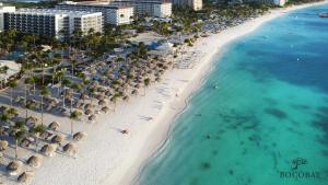 棕榈滩Bocobay Aracari Condo Hotel的享有海滩的空中景致,配有遮阳伞和海洋