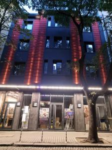 索非亚Art Hotel 158的前面有棵树的建筑