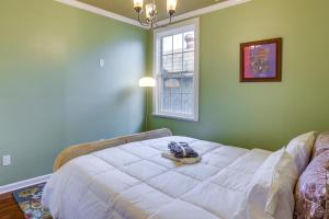 昆西Inviting Quincy Cottage Walk to Historic Downtown的卧室配有一张大白色床和窗户