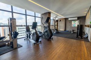 马塞约Edificio Time maior area de lazer de Maceio的大楼内带跑步机和健身器材的健身房