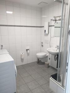 诺伊斯Bataver的白色的浴室设有卫生间和水槽。