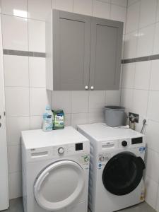 诺伊斯Bataver的浴室内配有洗衣机和洗衣机。
