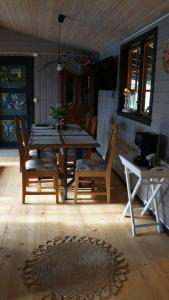 LeikangerBregnehytte的一间带木桌和椅子的用餐室
