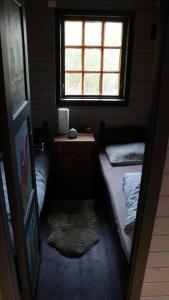 LeikangerBregnehytte的小房间设有两张床和窗户