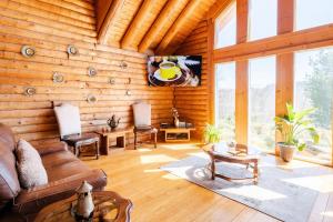 TunkhannockCharming Rustic Cabin 3,600sf with Private Pool, Hot Tub & Sauna!的客厅配有沙发和桌子