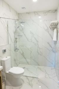 普罗夫迪夫Evelin Deluxe House的带淋浴和卫生间的白色浴室